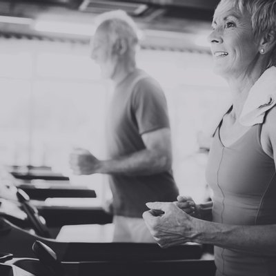 Frau trainiert im Fitnessstudio auf dem Laufband