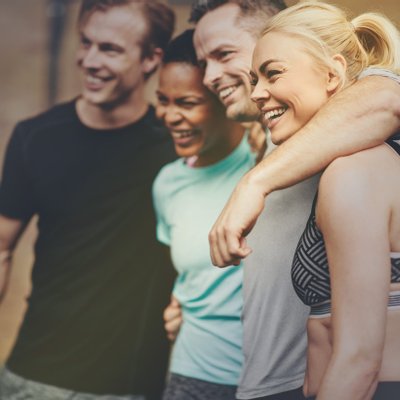 Freunde trainieren gemeinsam im Fitnessstudio