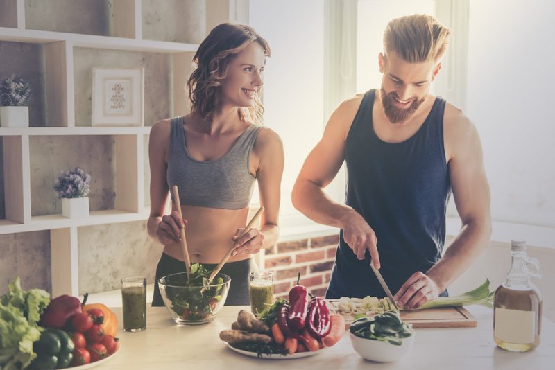 Frau und Mann kochen gemeinsam