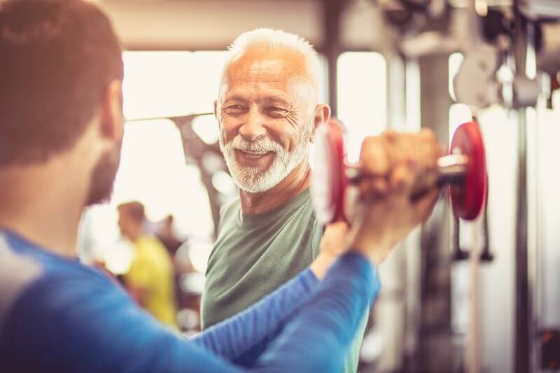 Männer trainieren im Fitnessstudio