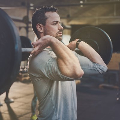 Mann trainiert mit der Langhantel